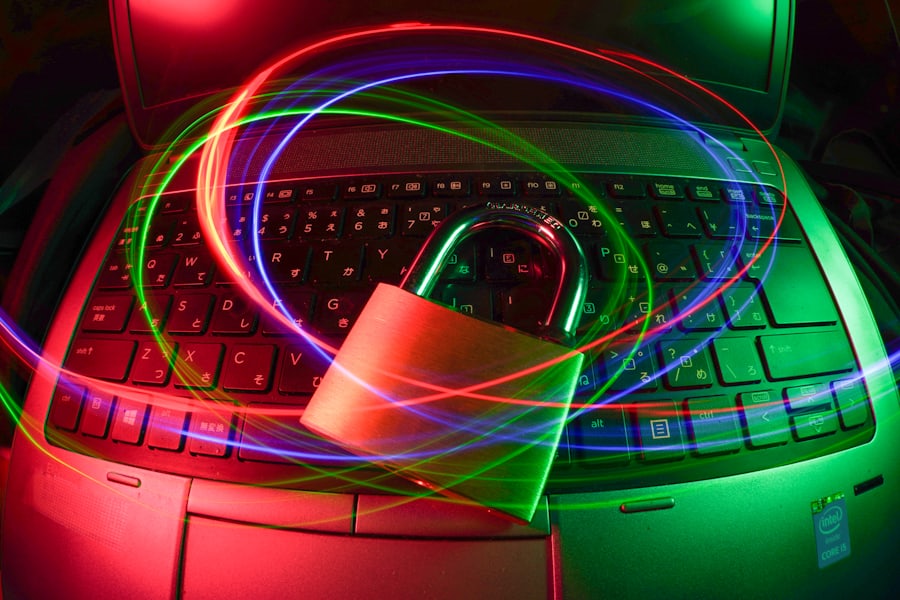 Gembok mengamankan laptop dengan jejak cahaya di sekitarnya
