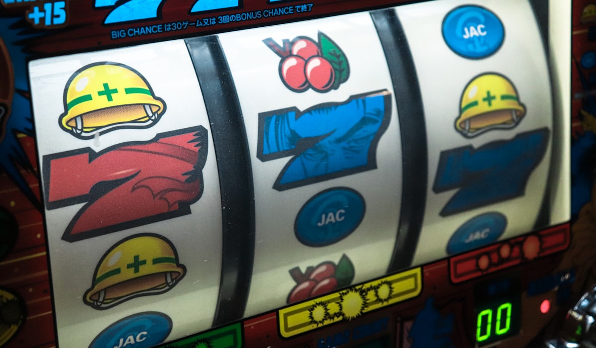 Mesin slot dengan simbol tujuh yang menyala terang