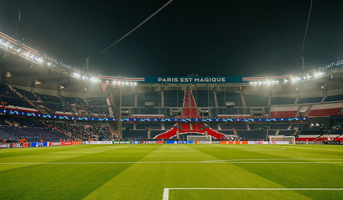 Lapangan sepak bola di bawah lampu sorot stadion pada malam hari